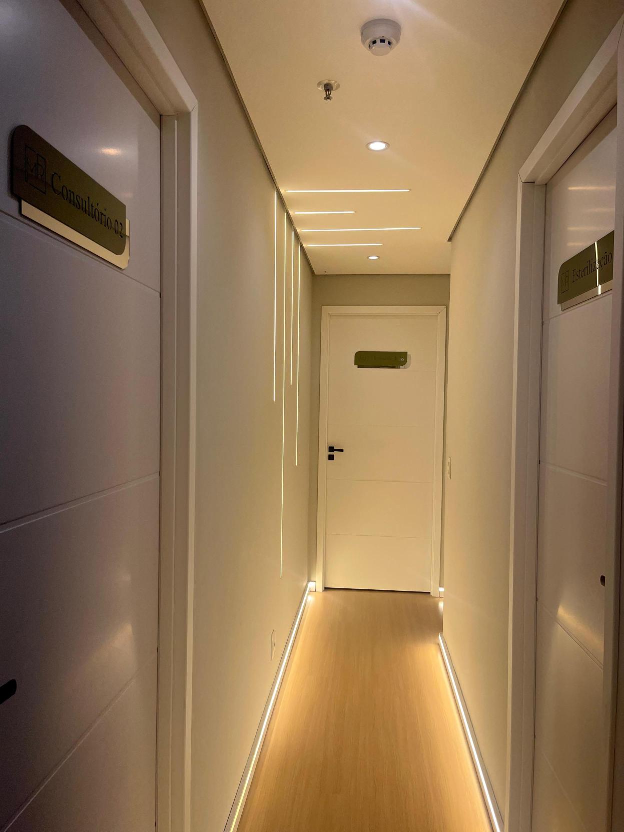 Corredor da clínica com iluminação em LED linear